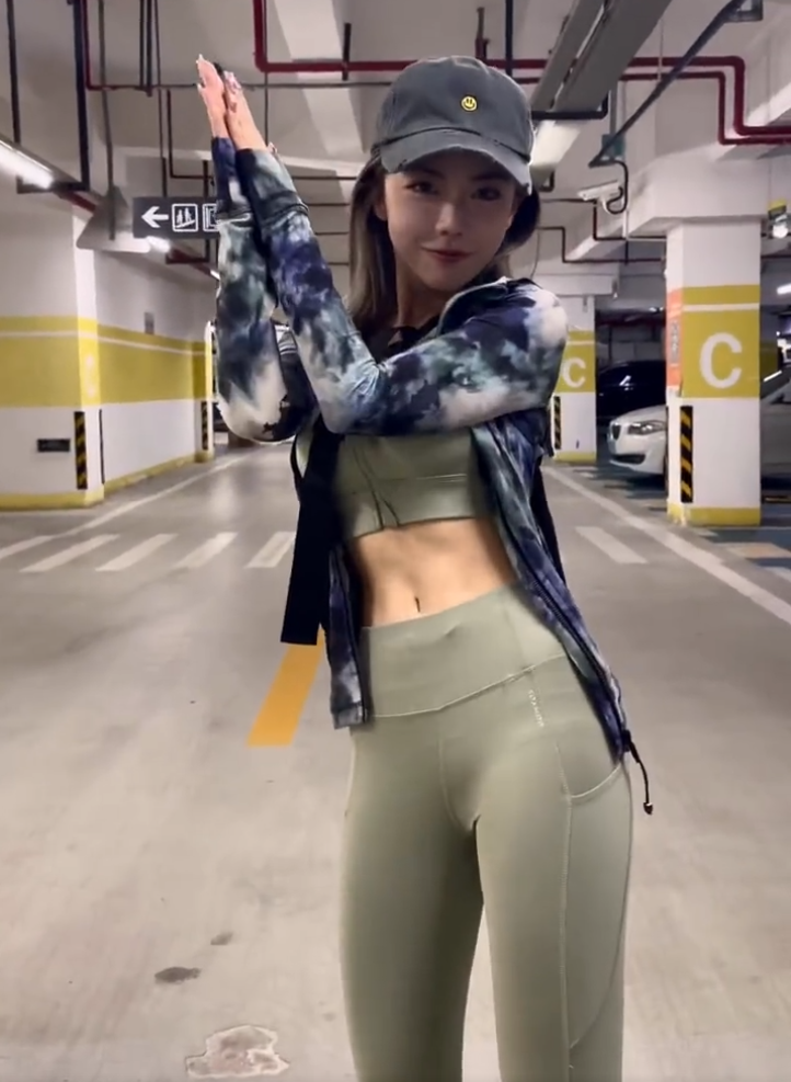 被粉丝嘲讽身材不行，女团出身的周淑怡不服，曾说陪大哥百万起步_被粉丝嘲讽身材不行，女团出身的周淑怡不服，曾说陪大哥百万起步_