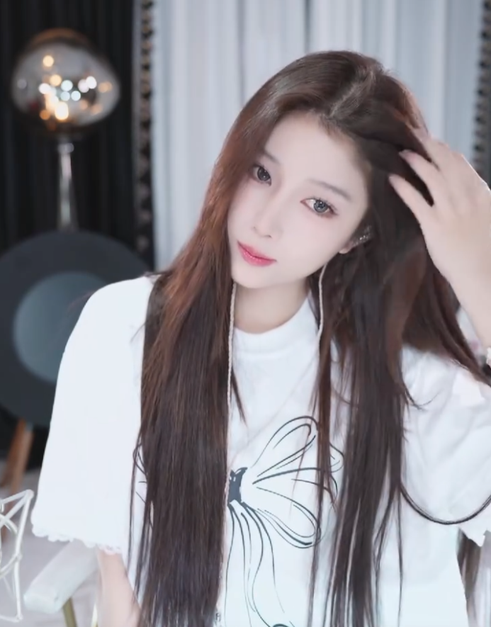 外面的女人那么好吗？萌七吐槽大哥流失，感慨直播不好做了__外面的女人那么好吗？萌七吐槽大哥流失，感慨直播不好做了