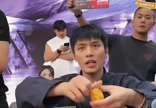 小杨哥评论区被立案调查刷屏，三只羊所有主播停播，墙倒众人推？_小杨哥评论区被立案调查刷屏，三只羊所有主播停播，墙倒众人推？_