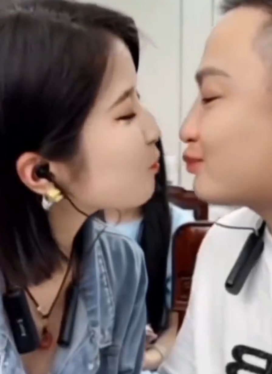 “亲嘴事件”过不去，二子爷老婆泪洒专场！秦奋现身韦雪直播间豪刷_“亲嘴事件”过不去，二子爷老婆泪洒专场！秦奋现身韦雪直播间豪刷_