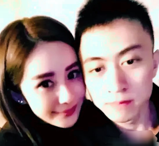 _“亲嘴事件”过不去，二子爷老婆泪洒专场！秦奋现身韦雪直播间豪刷_“亲嘴事件”过不去，二子爷老婆泪洒专场！秦奋现身韦雪直播间豪刷