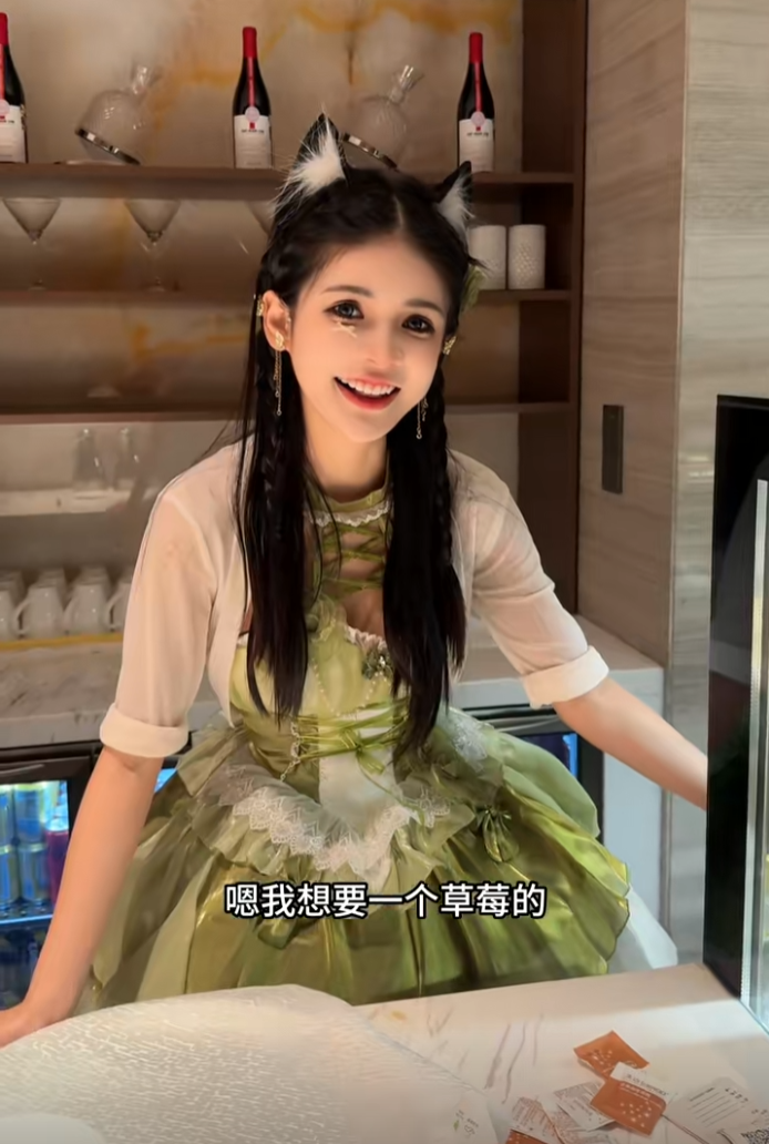 _小池日本萝莉唯美丰满身材诱人_哥特式萝莉装