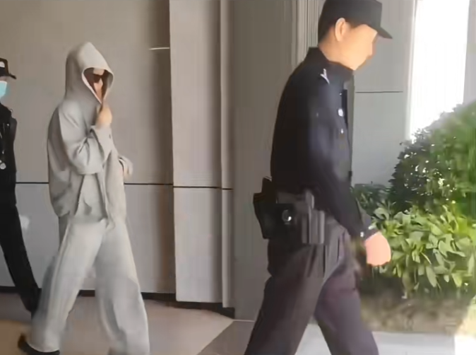 网红刀小刀被“带走”调查?被前男友起诉1700万,回应后舆论反转__网红刀小刀被“带走”调查?被前男友起诉1700万,回应后舆论反转