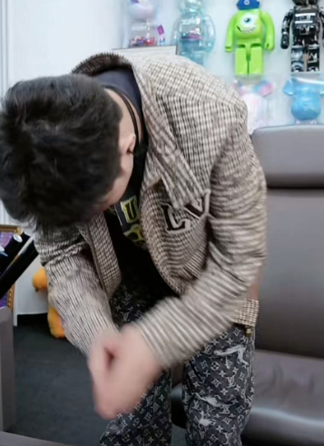 阿哲的手表__阿哲给官方开专场视频