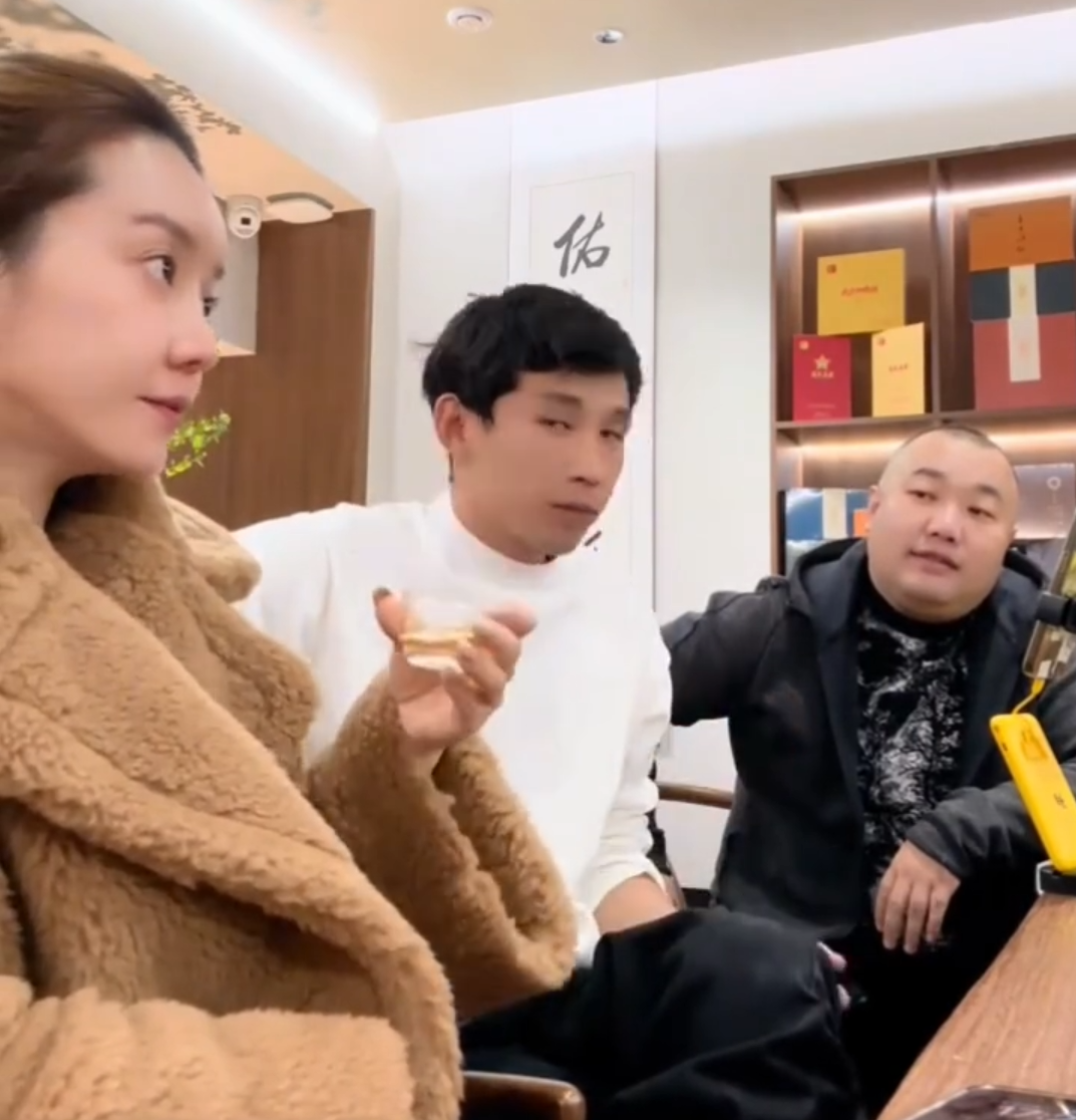 _仙洋全网交好，巴扎黑王某人有利可图？崔阿扎爆料仙洋醉酒躺马路_仙洋全网交好，巴扎黑王某人有利可图？崔阿扎爆料仙洋醉酒躺马路