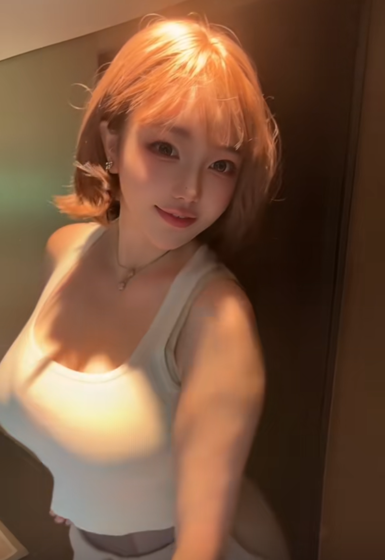 刘飞儿开启付费直播，吸引6000人围观，反向“无内容”引爆流量？__刘飞儿开启付费直播，吸引6000人围观，反向“无内容”引爆流量？