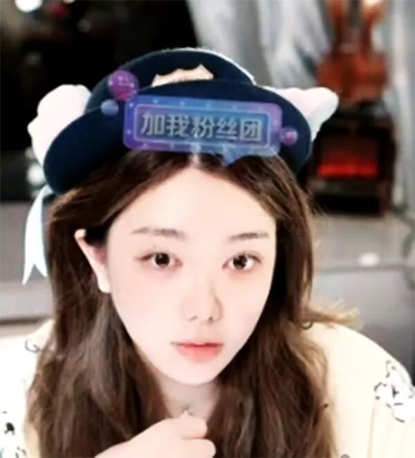 刘飞儿开启付费直播，吸引6000人围观，反向“无内容”引爆流量？__刘飞儿开启付费直播，吸引6000人围观，反向“无内容”引爆流量？