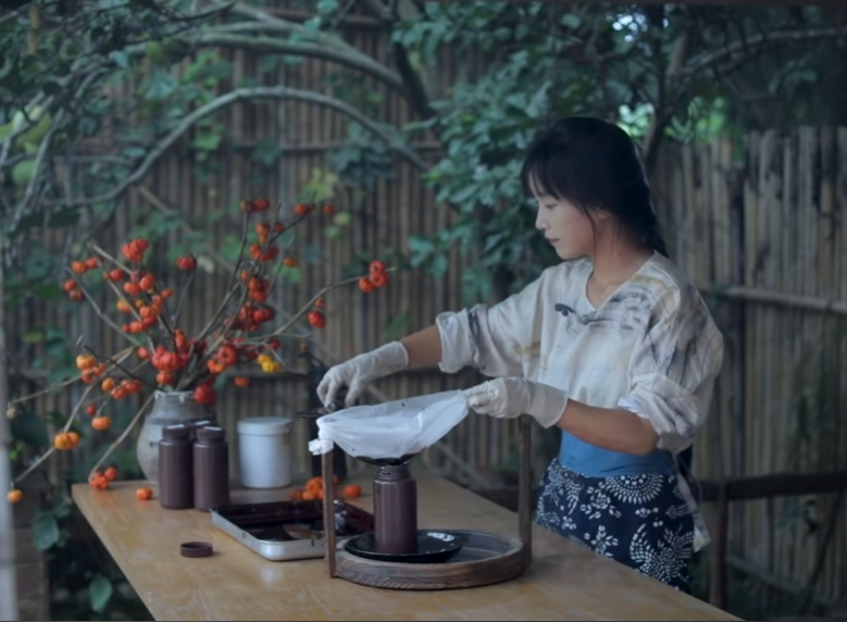 曾“鲸落万物生”，李子柒时隔三年回归，连更2条作品再登顶流_曾“鲸落万物生”，李子柒时隔三年回归，连更2条作品再登顶流_