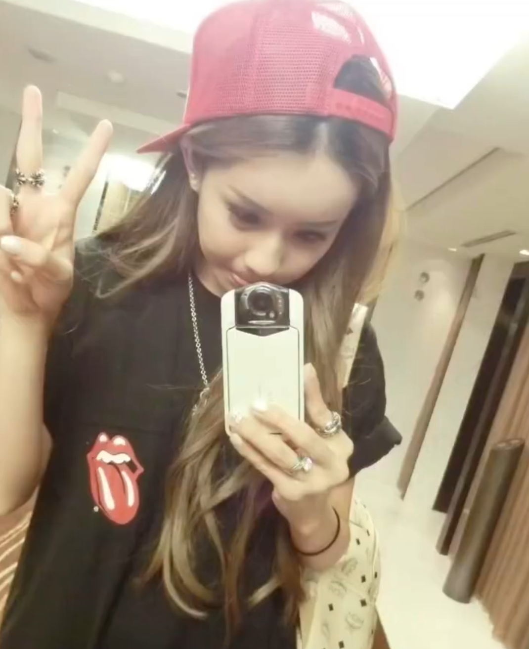 韦雪自曝经济困难，2000块都掏不出？沈曼喊话：不需要朋友，拼到今天靠的是自己_韦雪自曝经济困难，2000块都掏不出？沈曼喊话：不需要朋友，拼到今天靠的是自己_