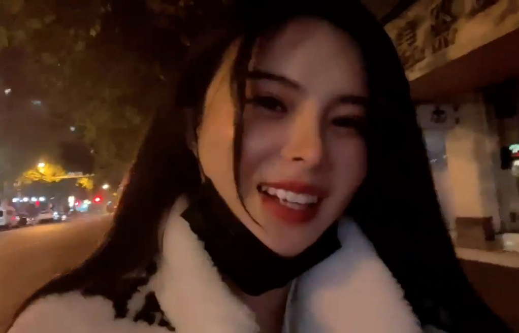 女主播吃烧烤被骚扰，一群醉汉“大声密谋”，出门都裹得严严实实__女主播吃烧烤被骚扰，一群醉汉“大声密谋”，出门都裹得严严实实