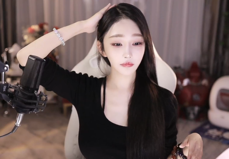 女主播吃烧烤被骚扰，一群醉汉“大声密谋”，出门都裹得严严实实__女主播吃烧烤被骚扰，一群醉汉“大声密谋”，出门都裹得严严实实