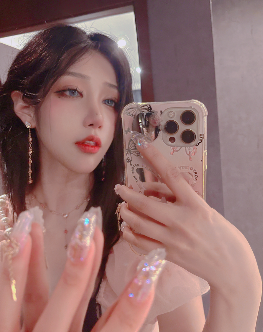 _恶搞美女露出光pp视频_关于美女曝光的视频