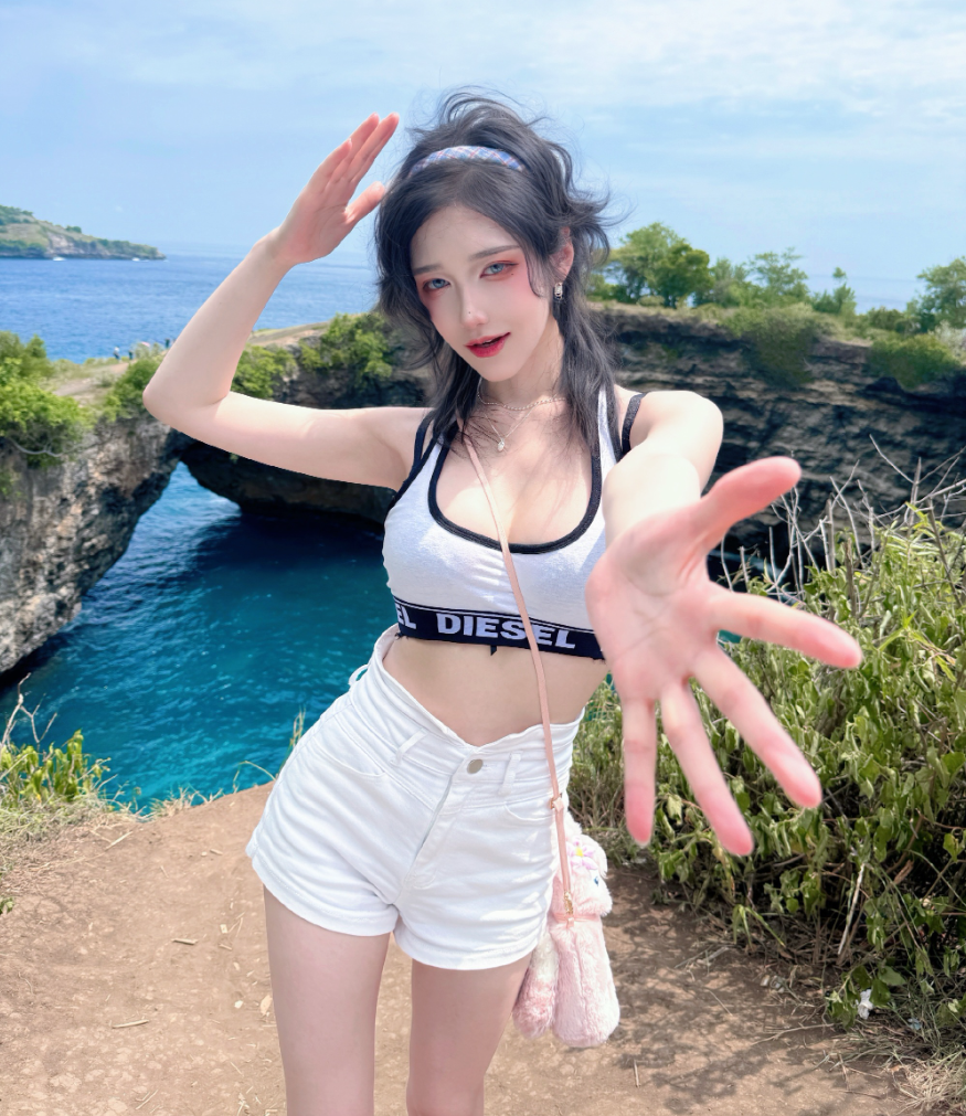 恶搞美女露出光pp视频__关于美女曝光的视频