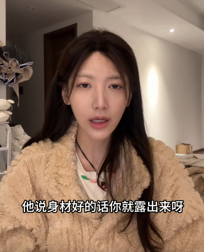 _恶搞美女露出光pp视频_关于美女曝光的视频