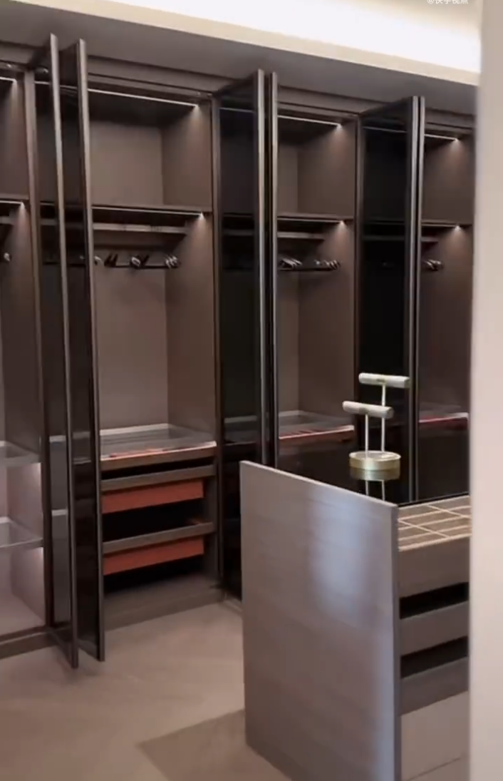 _小伊伊直播晒上亿杭州豪宅！王小源讲述与方丈关系隔阂原因_小伊伊直播晒上亿杭州豪宅！王小源讲述与方丈关系隔阂原因