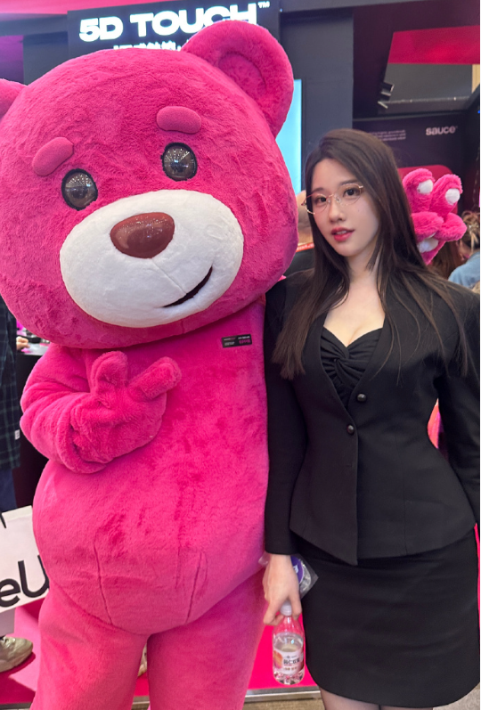 _轩子巨2兔受邀去上海成人展,真人比照片还要美,属于见光不死的_轩子巨2兔受邀去上海成人展,真人比照片还要美,属于见光不死的