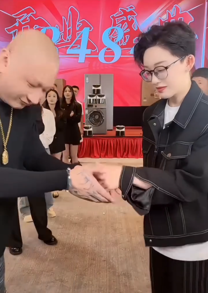 真是“不是冤家不聚头”！方丈娜美握手言和，刘二狗力争做第二个辛巴？_真是“不是冤家不聚头”！方丈娜美握手言和，刘二狗力争做第二个辛巴？_