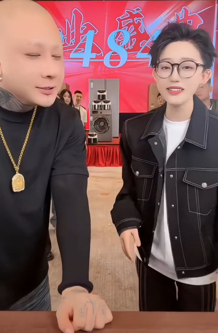 _真是“不是冤家不聚头”！方丈娜美握手言和，刘二狗力争做第二个辛巴？_真是“不是冤家不聚头”！方丈娜美握手言和，刘二狗力争做第二个辛巴？