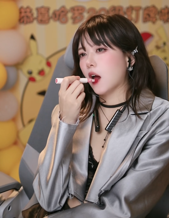 刷嘉年华才能看，骆歆大改风格性感热舞，西装蕾丝装超管火速封禁_刷嘉年华才能看，骆歆大改风格性感热舞，西装蕾丝装超管火速封禁_