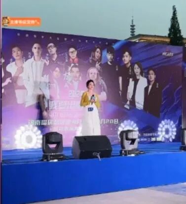 芮甜甜晒母女照，妈妈也是大美女！小小呵参加唱歌比赛获高分__芮甜甜晒母女照，妈妈也是大美女！小小呵参加唱歌比赛获高分