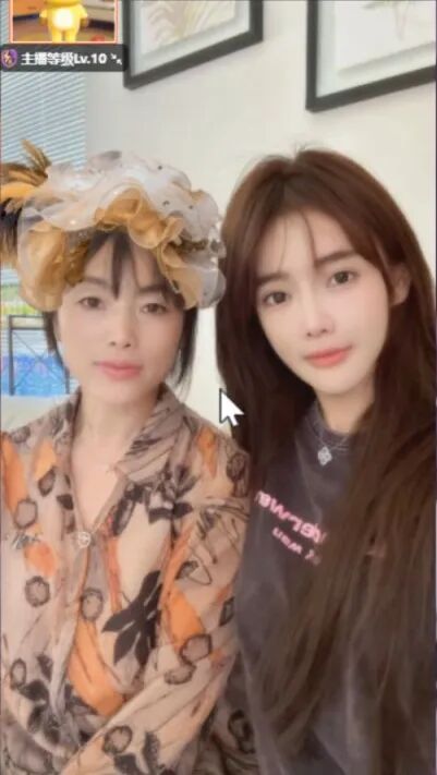 芮甜甜晒母女照，妈妈也是大美女！小小呵参加唱歌比赛获高分__芮甜甜晒母女照，妈妈也是大美女！小小呵参加唱歌比赛获高分