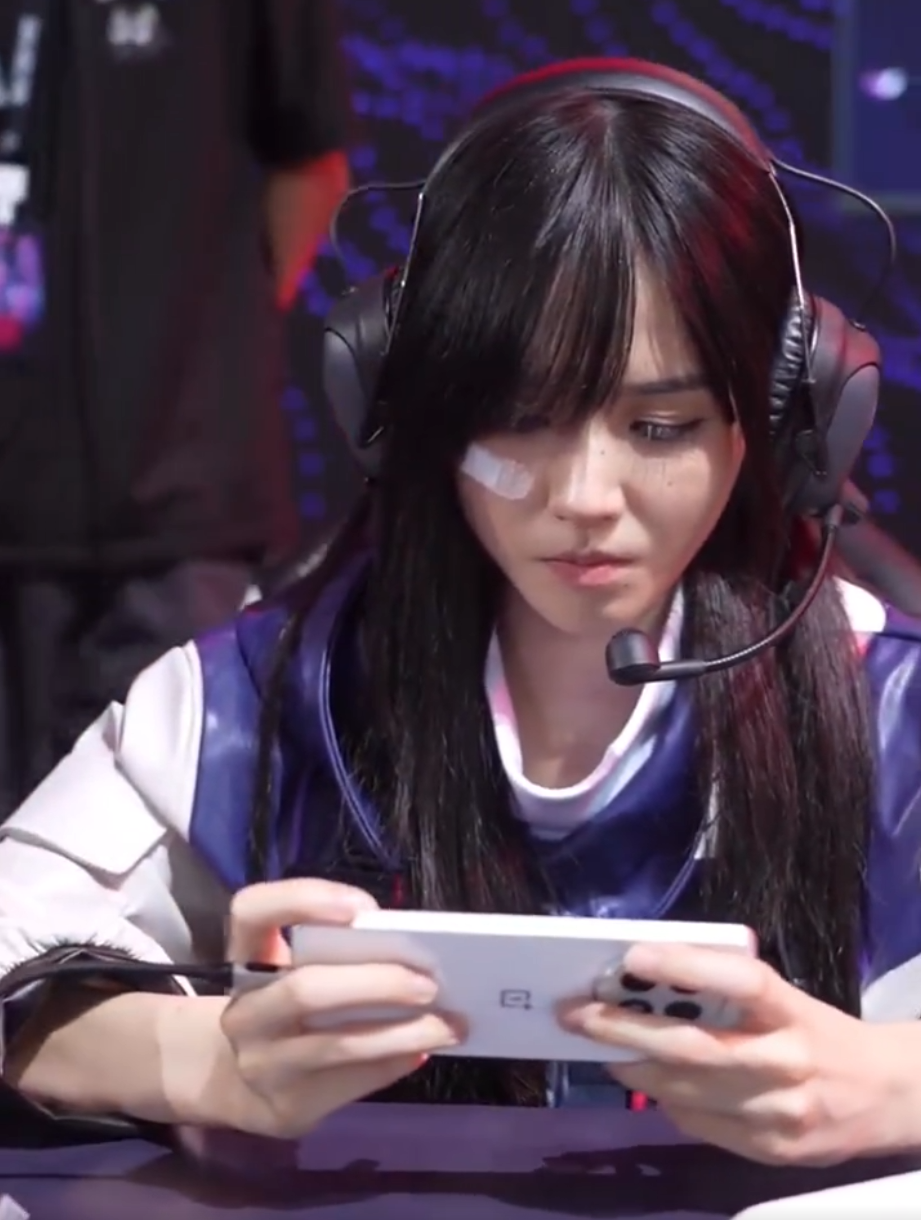 _井川里予线下封神？电竞文女主