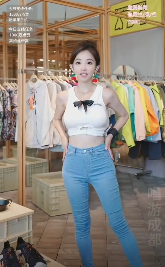 _穿裤丝袜跳广场舞_日本美女穿c字裤跳电竞舞