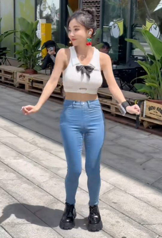 穿裤丝袜跳广场舞_日本美女穿c字裤跳电竞舞_