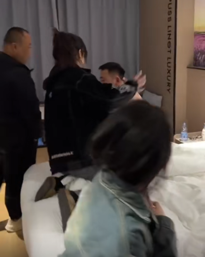 _闺蜜互掐_闺蜜大打出手