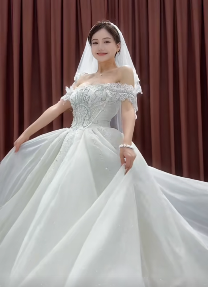 美女主播探访相亲角，有车有房有存款，却不如衣着朴素的女助理？__美女主播探访相亲角，有车有房有存款，却不如衣着朴素的女助理？