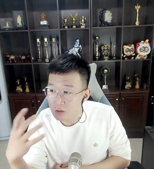 _小白龙开具无犯罪记录证明？闺女满月，韩雅乐晒全家福照片_小白龙开具无犯罪记录证明？闺女满月，韩雅乐晒全家福照片