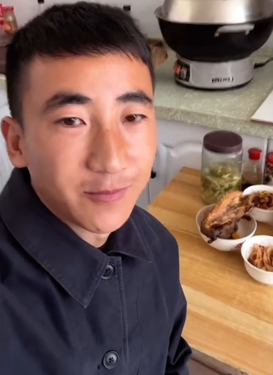 养狗雇两个阿姨，小胖爆辛选蛋蛋奢华生活，散打哥：网红的话只能信20%__养狗雇两个阿姨，小胖爆辛选蛋蛋奢华生活，散打哥：网红的话只能信20%