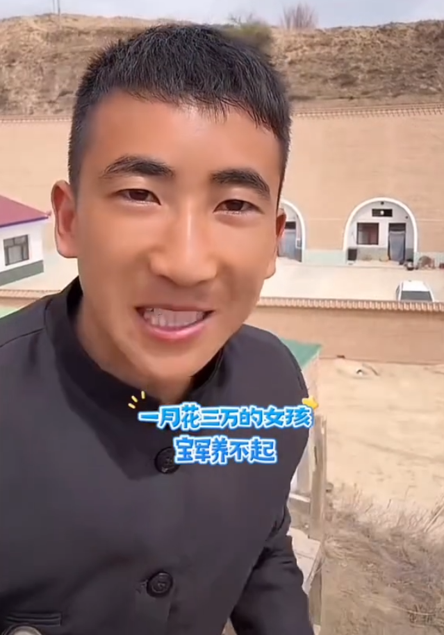 养狗雇两个阿姨，小胖爆辛选蛋蛋奢华生活，散打哥：网红的话只能信20%__养狗雇两个阿姨，小胖爆辛选蛋蛋奢华生活，散打哥：网红的话只能信20%