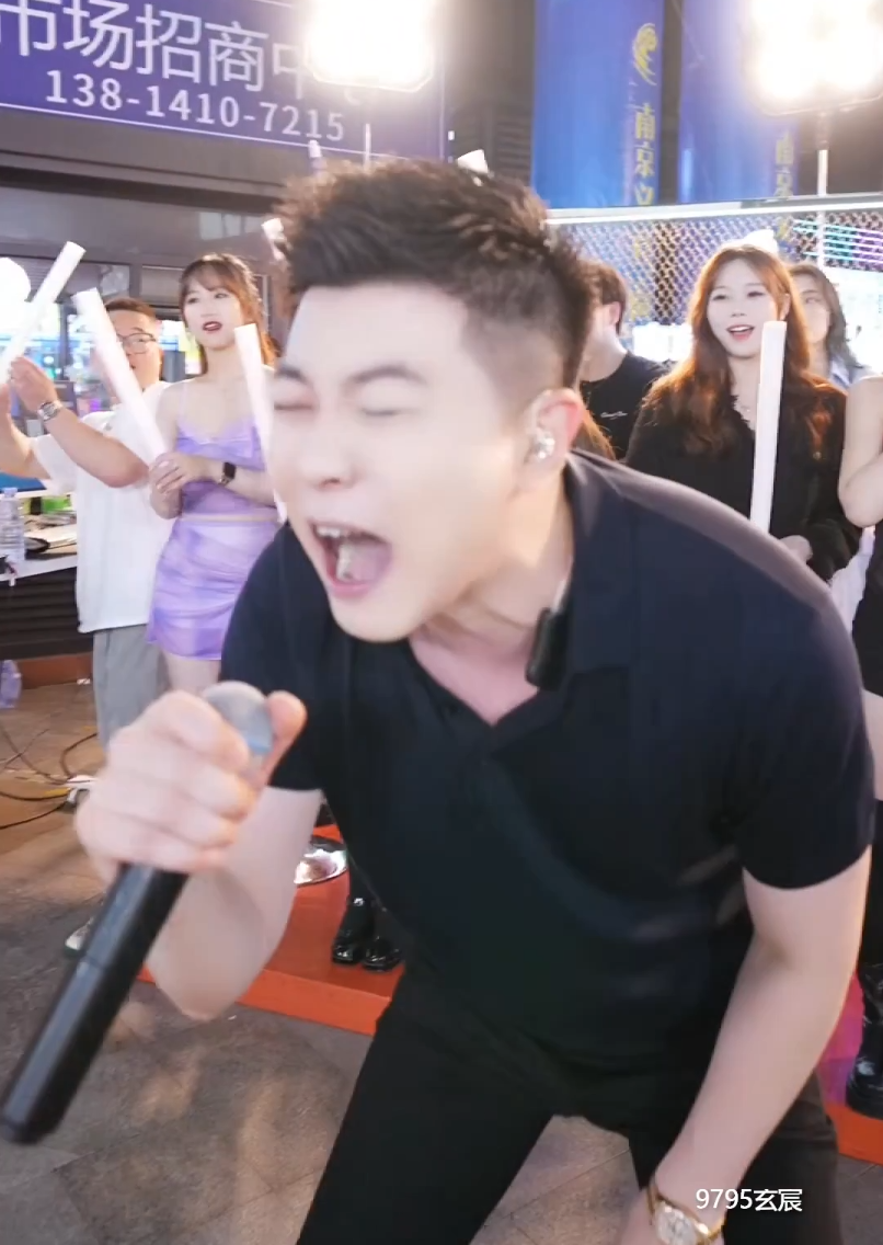 _玄律带众美女主播开启路演，天佑点评辛巴聪是明人，聊谁不踩人_玄律带众美女主播开启路演，天佑点评辛巴聪是明人，聊谁不踩人