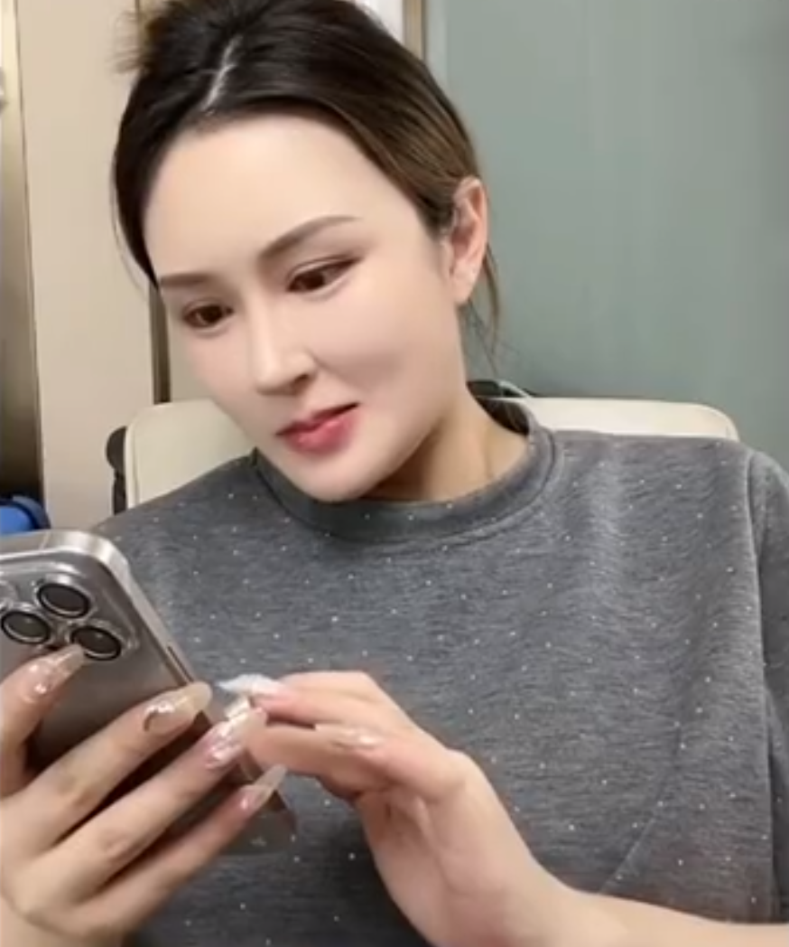 _殷世航自曝国外每月开销40万，在富人区被骚扰！小胖分析猫妹妹干不过辛巴_殷世航自曝国外每月开销40万，在富人区被骚扰！小胖分析猫妹妹干不过辛巴