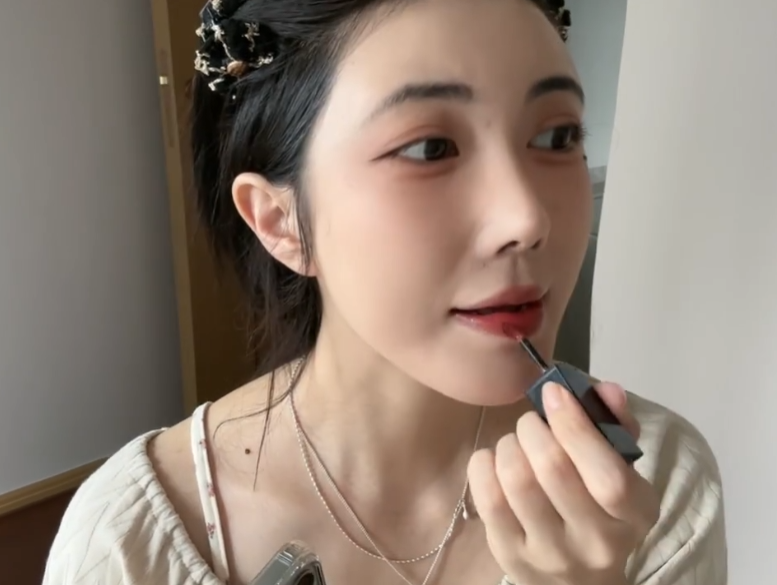 _纹身抽烟女主播_抽烟喝酒纹身的小姐姐