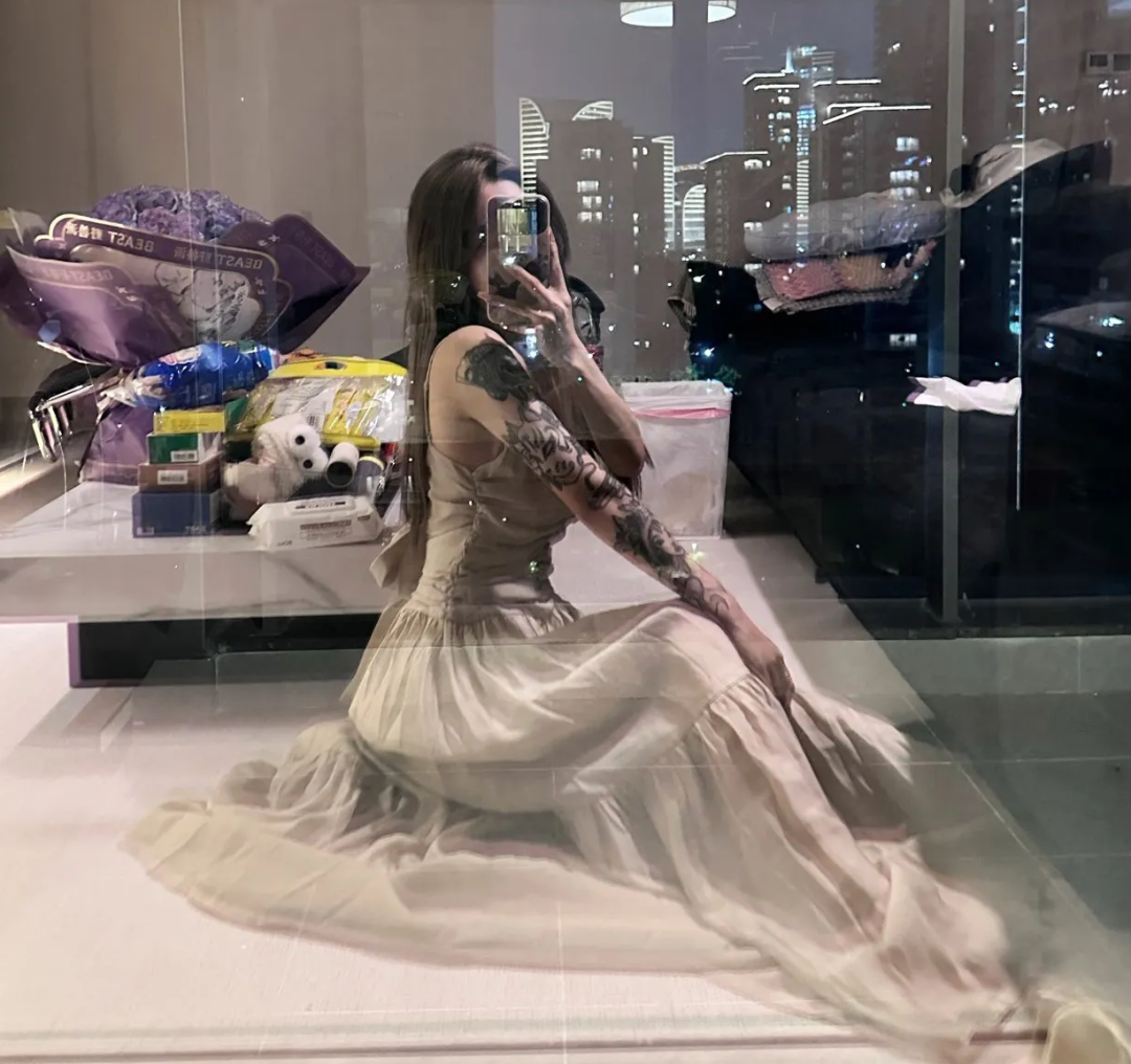 _纹身抽烟女主播_抽烟喝酒纹身的小姐姐