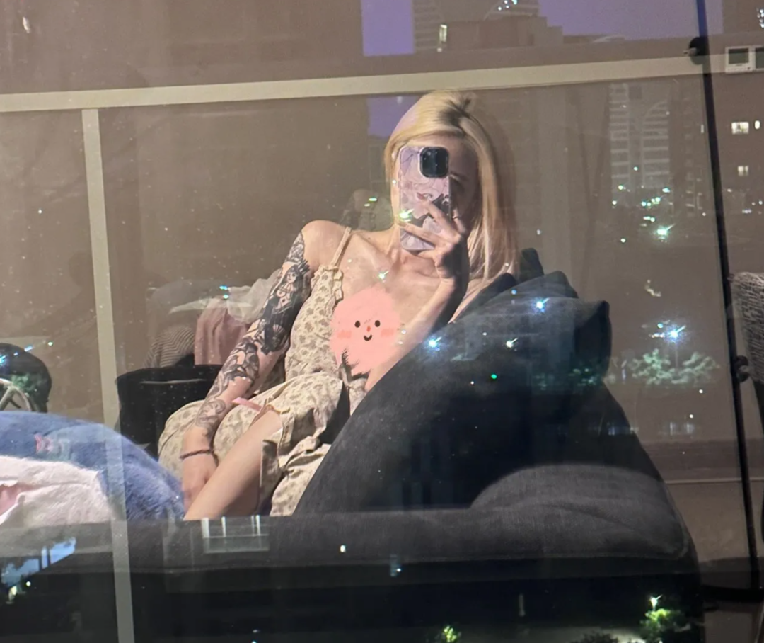 _纹身抽烟女主播_抽烟喝酒纹身的小姐姐