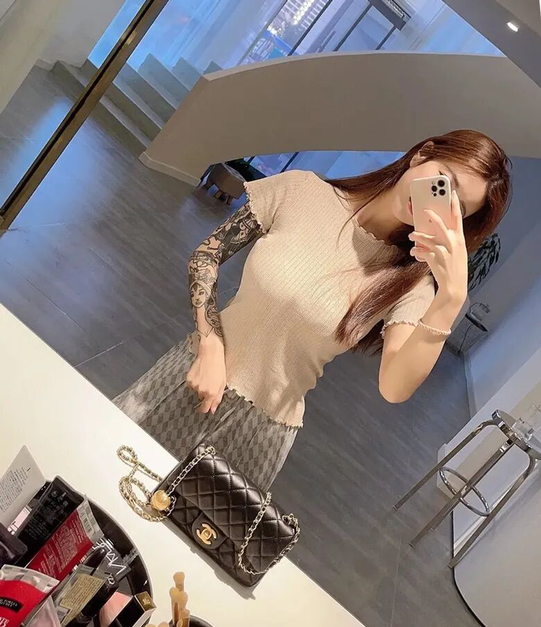 _纹身抽烟女主播_抽烟喝酒纹身的小姐姐