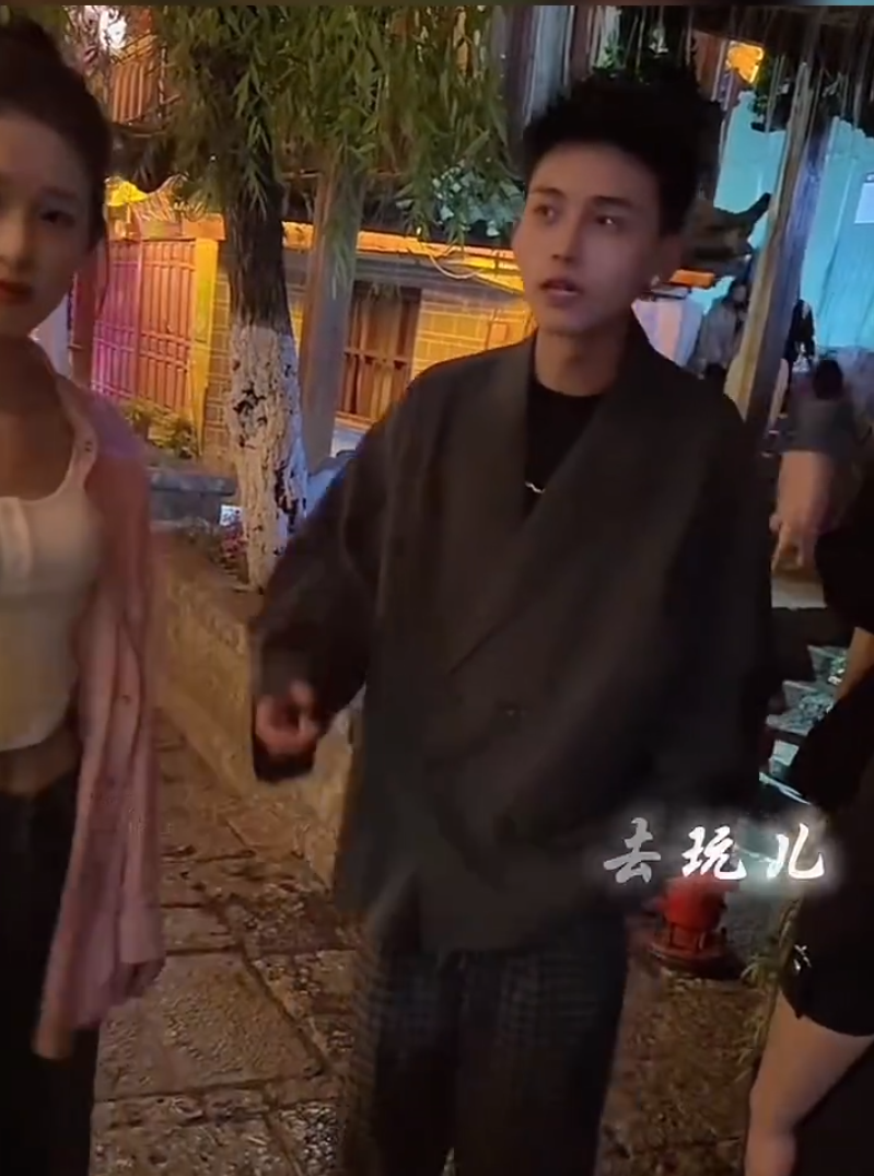 _牌牌琦批雅儿娇妹团播不化妆，粉丝提醒小炸串花百万作风有问题？_牌牌琦批雅儿娇妹团播不化妆，粉丝提醒小炸串花百万作风有问题？