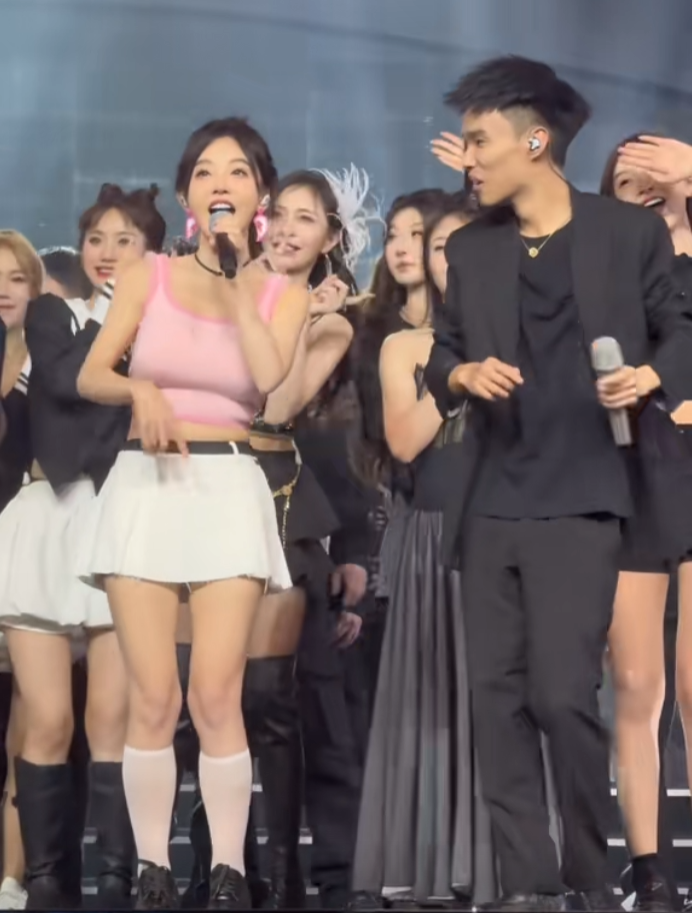 _粉丝请战参加《歌手》，冯提莫回应“不够资格”，否认进过娱乐圈_粉丝请战参加《歌手》，冯提莫回应“不够资格”，否认进过娱乐圈