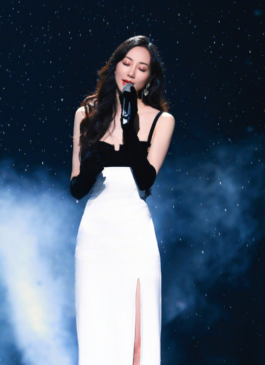 满满的回忆谁唱的__歌曲满满的回忆原唱