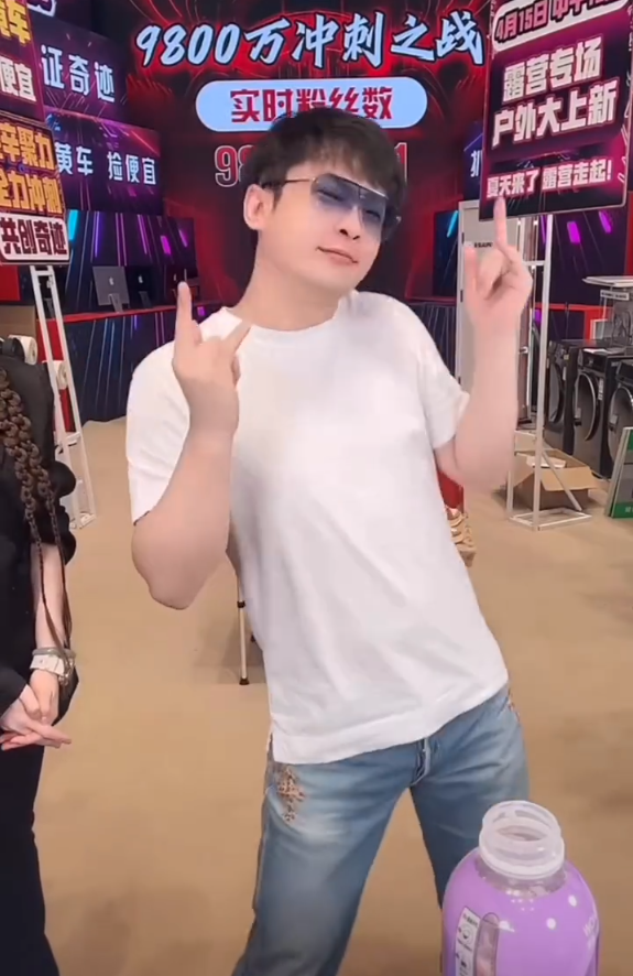 _​辛巴又双叒叕怒骂蛋蛋，粉丝：该哭了！内涵猫妹妹：差钱可以不给师父_​辛巴又双叒叕怒骂蛋蛋，粉丝：该哭了！内涵猫妹妹：差钱可以不给师父