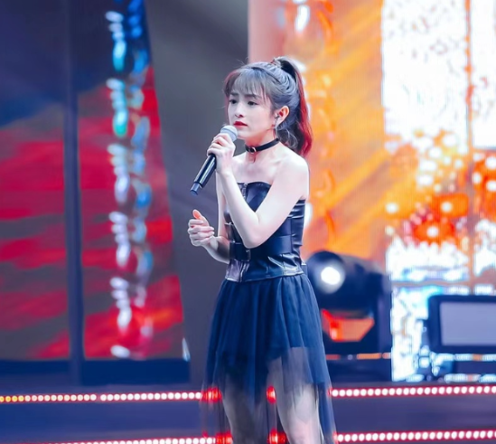 韩娱之娱乐小主播__求甜甜甜的秘密歌曲指挥视频