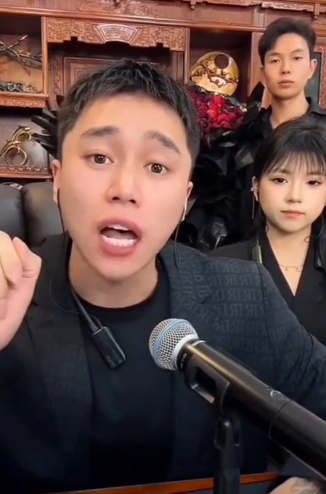 _牌牌琦800万提法拉利FUV，驴家班合同都到期，跟官方没续约！_牌牌琦800万提法拉利FUV，驴家班合同都到期，跟官方没续约！