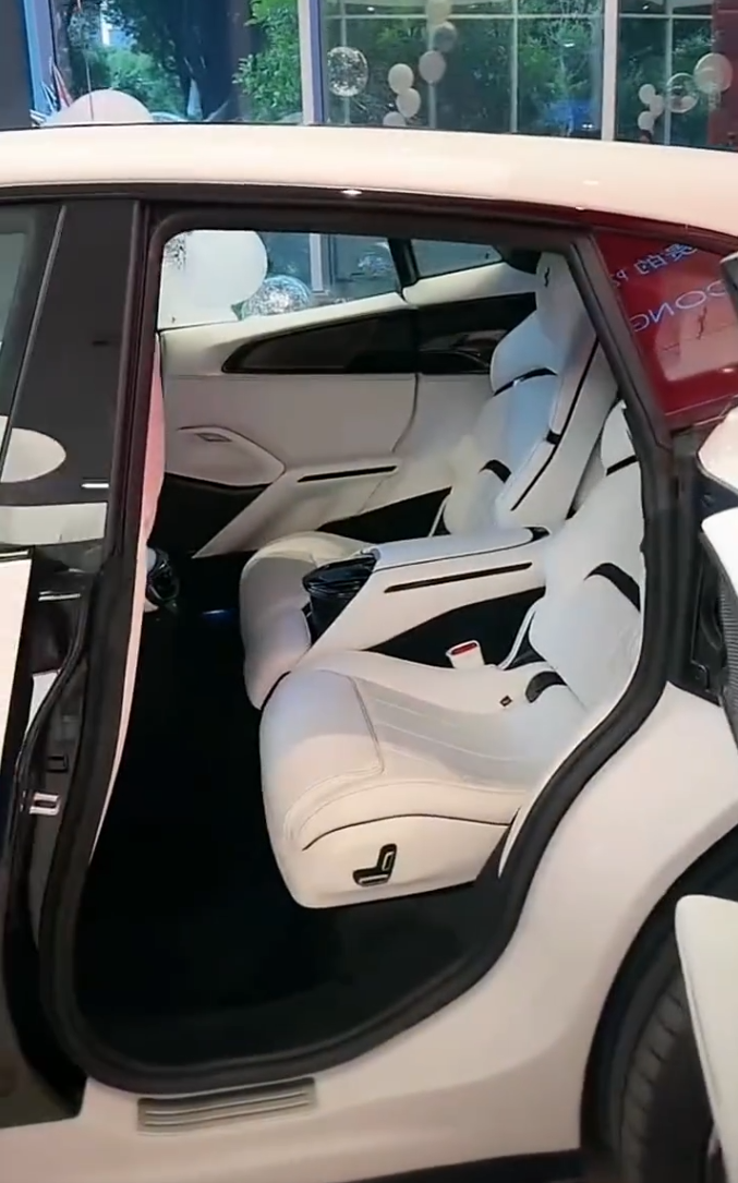 牌牌琦800万提法拉利FUV，驴家班合同都到期，跟官方没续约！_牌牌琦800万提法拉利FUV，驴家班合同都到期，跟官方没续约！_