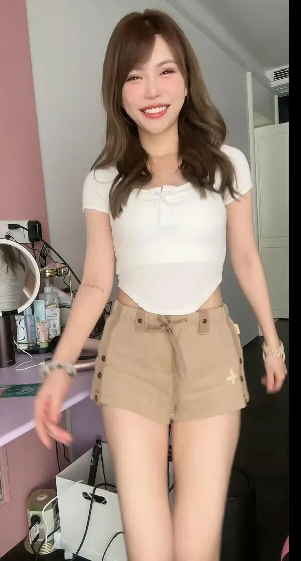 _周淑怡厨娘做饭惨遭封禁，竖中指抗议超管：是不是以为我没穿？_周淑怡厨娘做饭惨遭封禁，竖中指抗议超管：是不是以为我没穿？