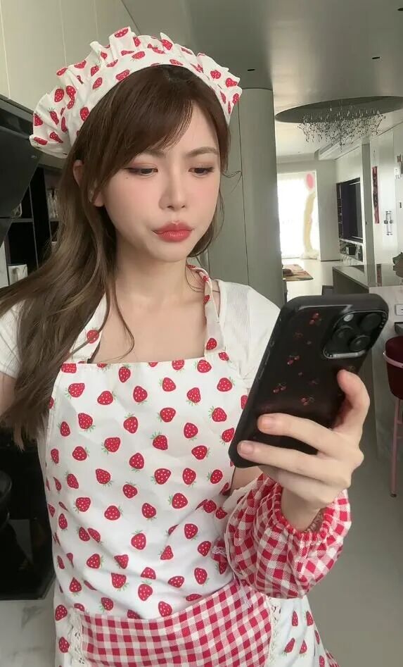 _周淑怡厨娘做饭惨遭封禁，竖中指抗议超管：是不是以为我没穿？_周淑怡厨娘做饭惨遭封禁，竖中指抗议超管：是不是以为我没穿？