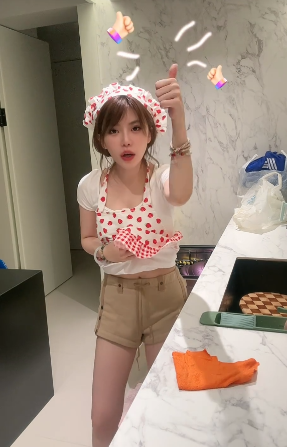 _周淑怡厨娘做饭惨遭封禁，竖中指抗议超管：是不是以为我没穿？_周淑怡厨娘做饭惨遭封禁，竖中指抗议超管：是不是以为我没穿？