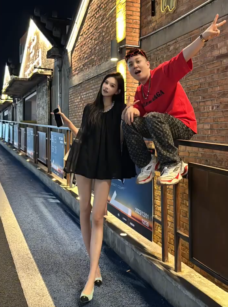 王小国与大长腿女友分手，各自安好！球球豪刷方丈：我见过最低调的星二代__王小国与大长腿女友分手，各自安好！球球豪刷方丈：我见过最低调的星二代